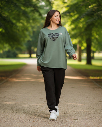 Дамски екип в големи размери с блуза на сърце и панталон