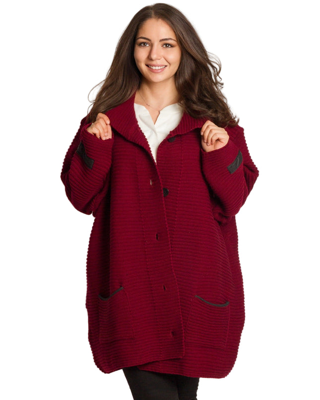 Бордо плетена жилетка с джобове и копчета в големи размери