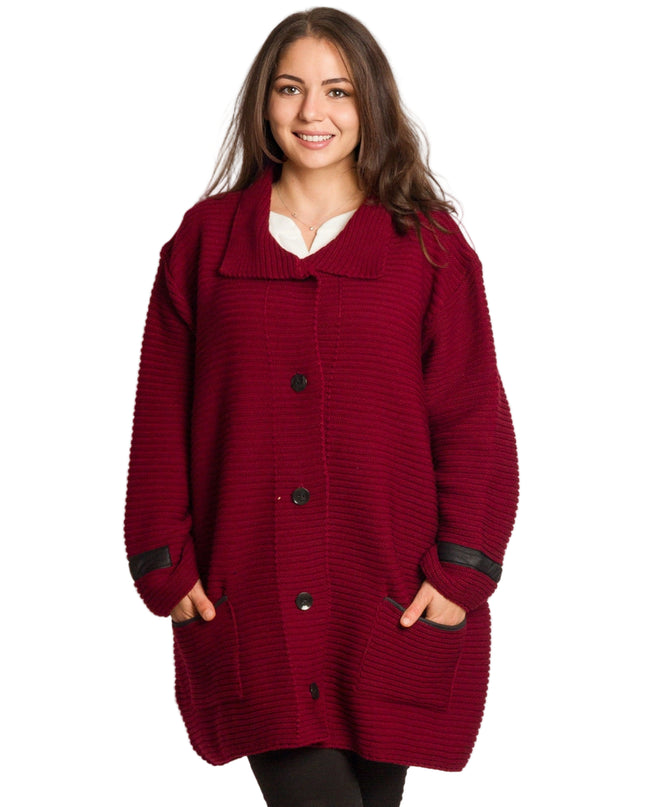 Бордо плетена жилетка с джобове и копчета в големи размери