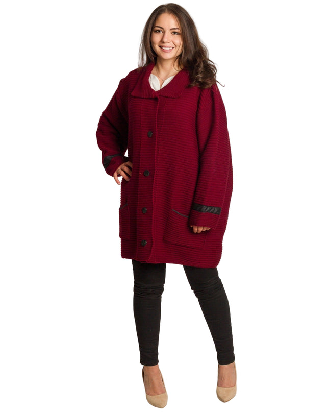 Бордо плетена жилетка с джобове и копчета в големи размери