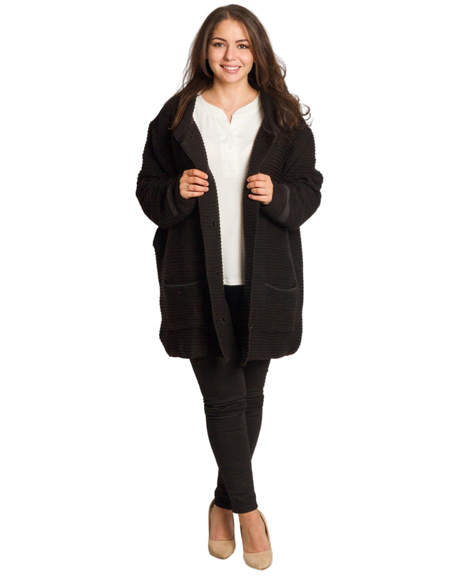 Черна плетена жилетка с джобове и копчета в големи размери