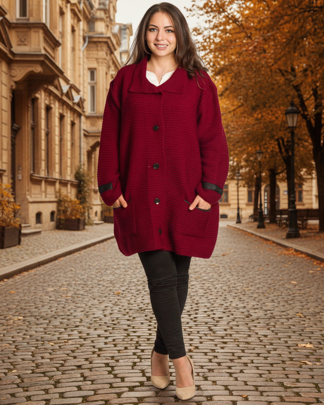 Бордо плетена жилетка с джобове и копчета в големи размери