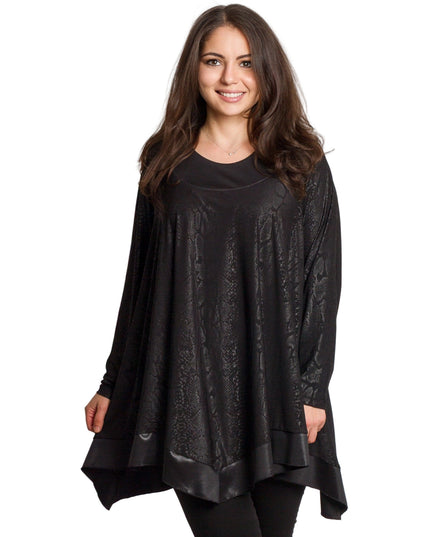 Елегантна черна туника с релефен десен и разкроена кройка