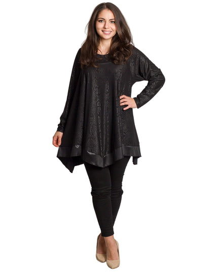 Елегантна черна туника с релефен десен и разкроена кройка