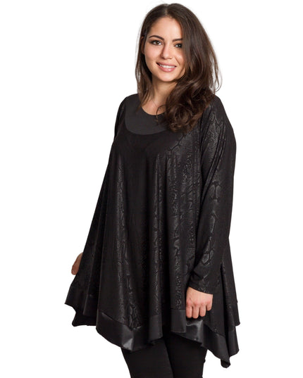 Елегантна черна туника с релефен десен и разкроена кройка