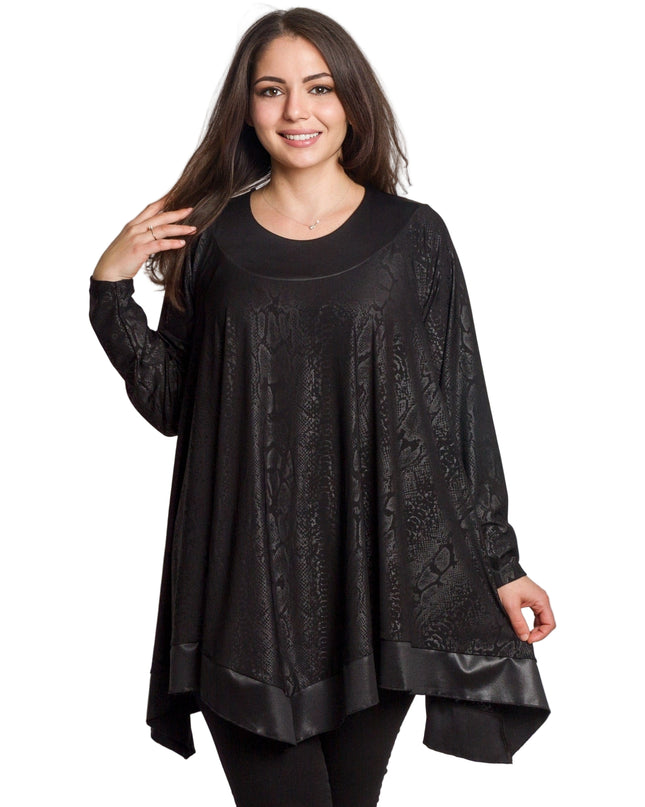 Елегантна черна туника с релефен десен и разкроена кройка