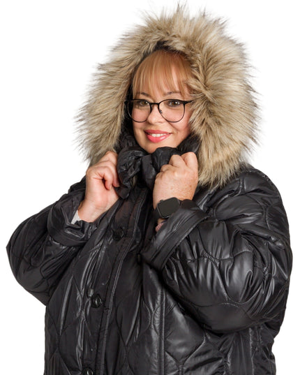 Черно дамско яке в големи размери с пухена качулка