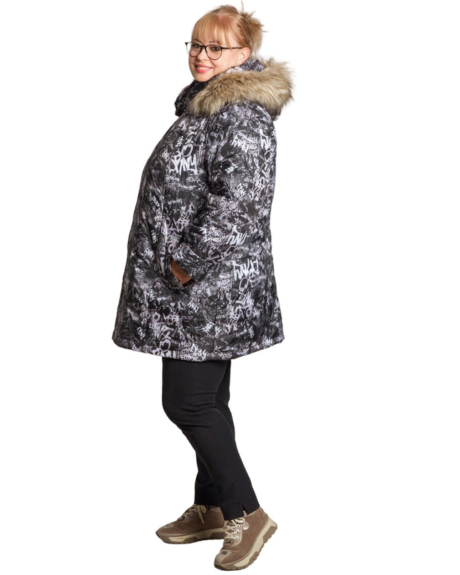 Дамско яке в големи размери с графити десен и качулка