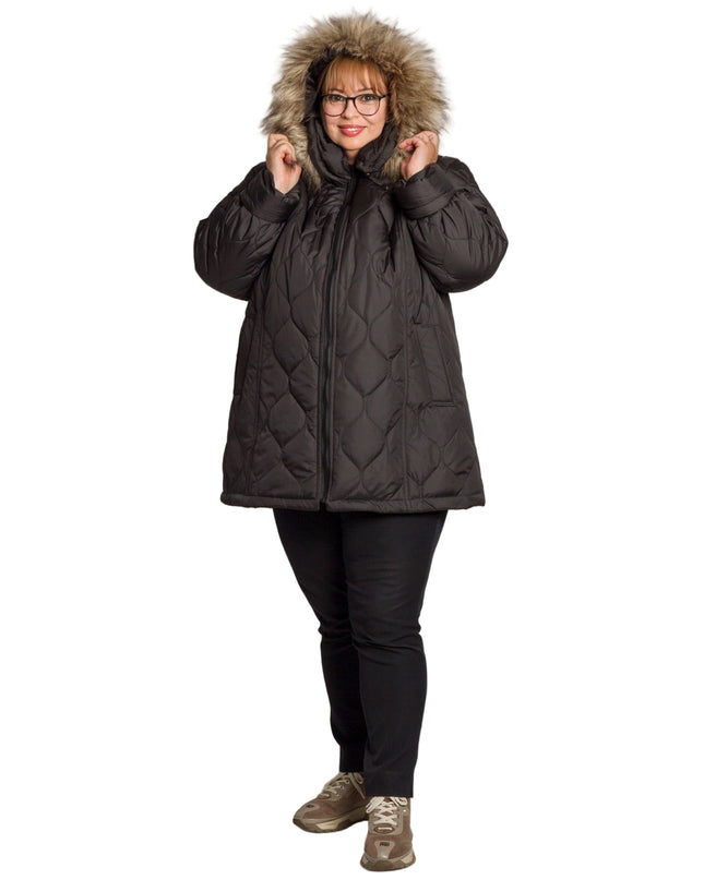 Разкроено черно яке в големи размери с пухена качулка