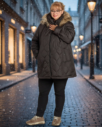 Разкроено черно яке в големи размери с пухена качулка