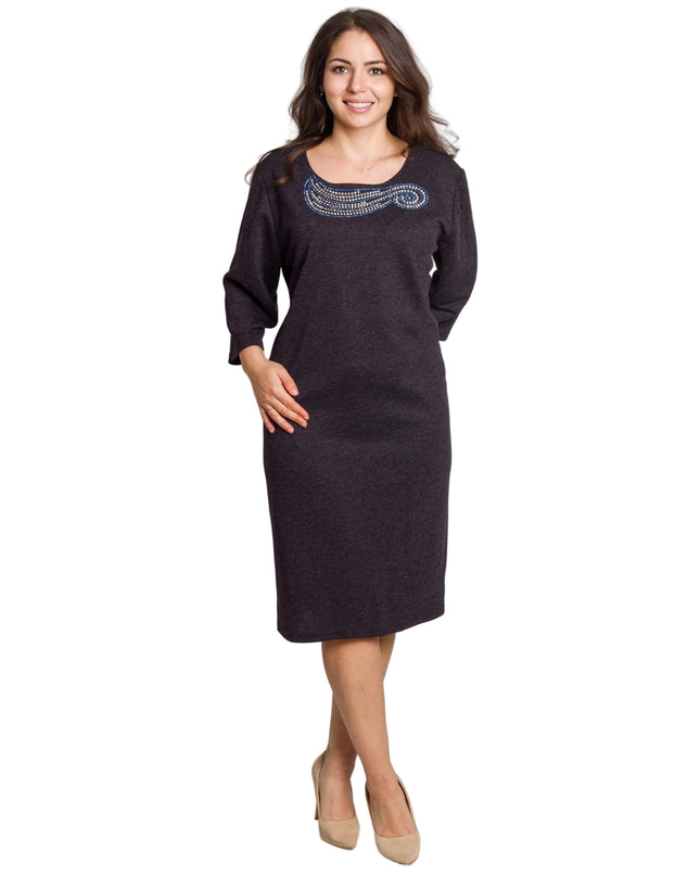 Елегантна лилава рокля с декоративни камъни в големи размери