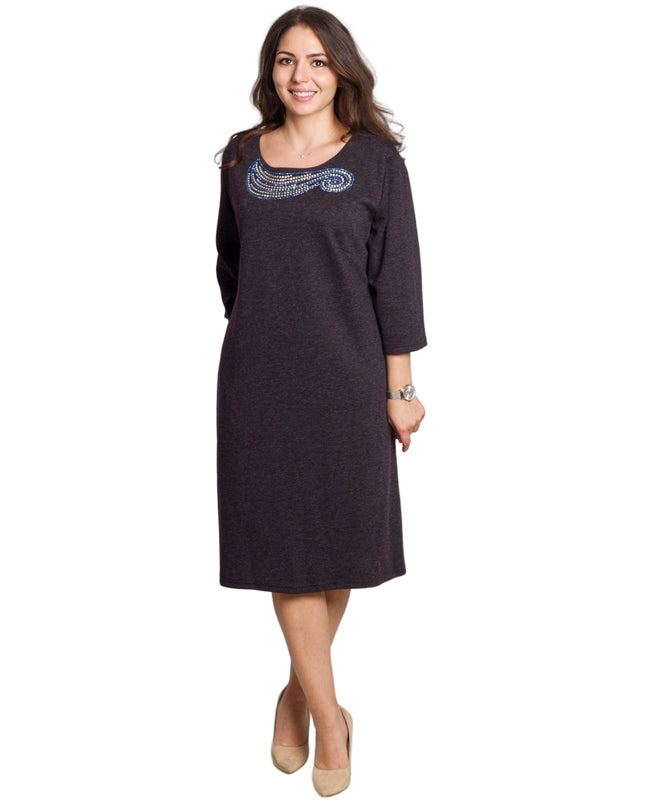 Елегантна лилава рокля с декоративни камъни в големи размери