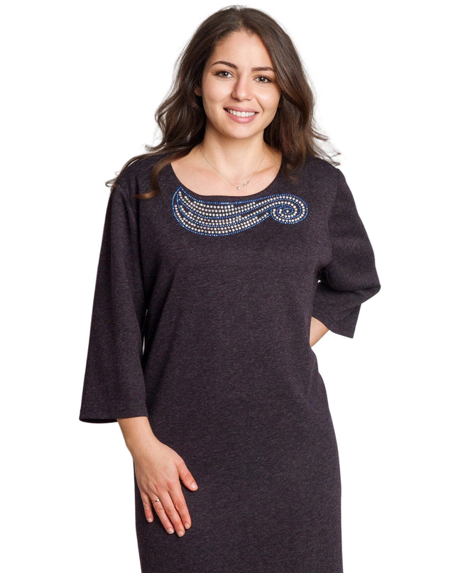 Елегантна лилава рокля с декоративни камъни в големи размери