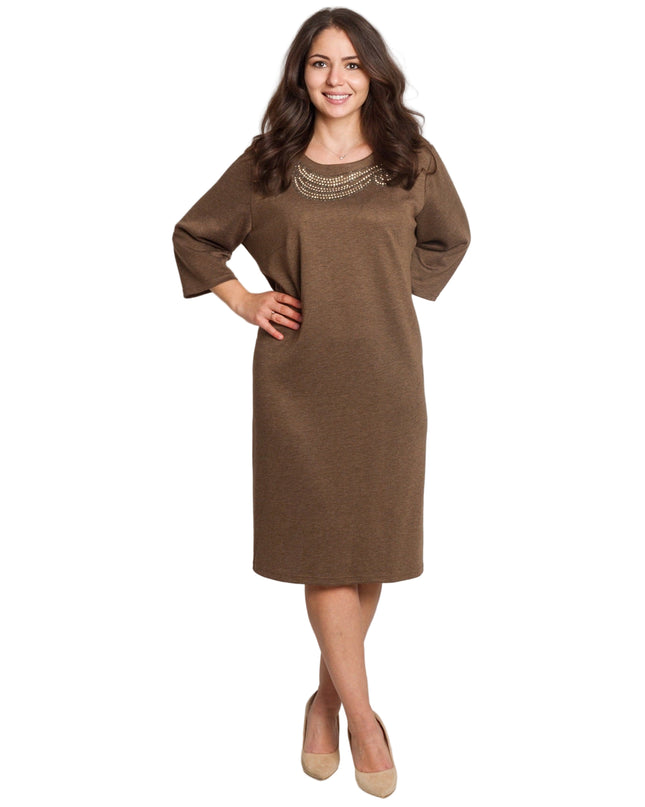 Елегантна кафява рокля с декоративни камъни в големи размери