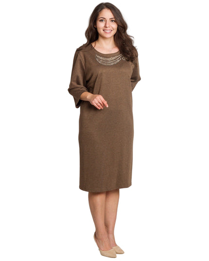 Елегантна кафява рокля с декоративни камъни в големи размери