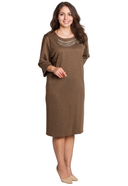 Елегантна кафява рокля с декоративни камъни в големи размери