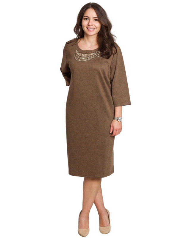 Елегантна кафява рокля с декоративни камъни в големи размери