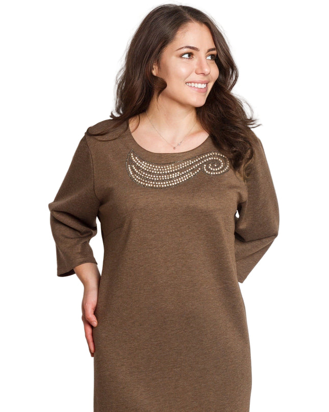 Елегантна кафява рокля с декоративни камъни в големи размери