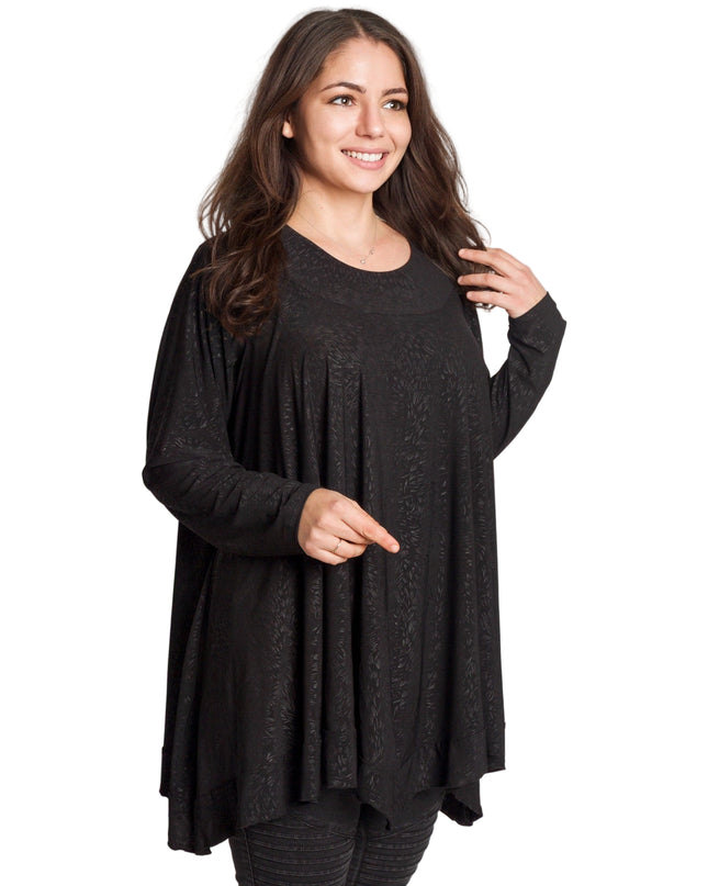 Елегантна черна разкроена туника с фин релеф – макси комфорт