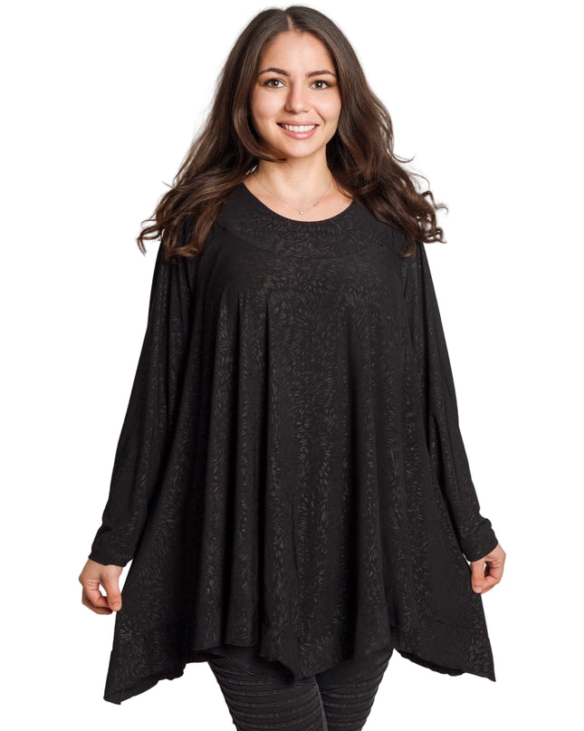 Елегантна черна разкроена туника с фин релеф – макси комфорт