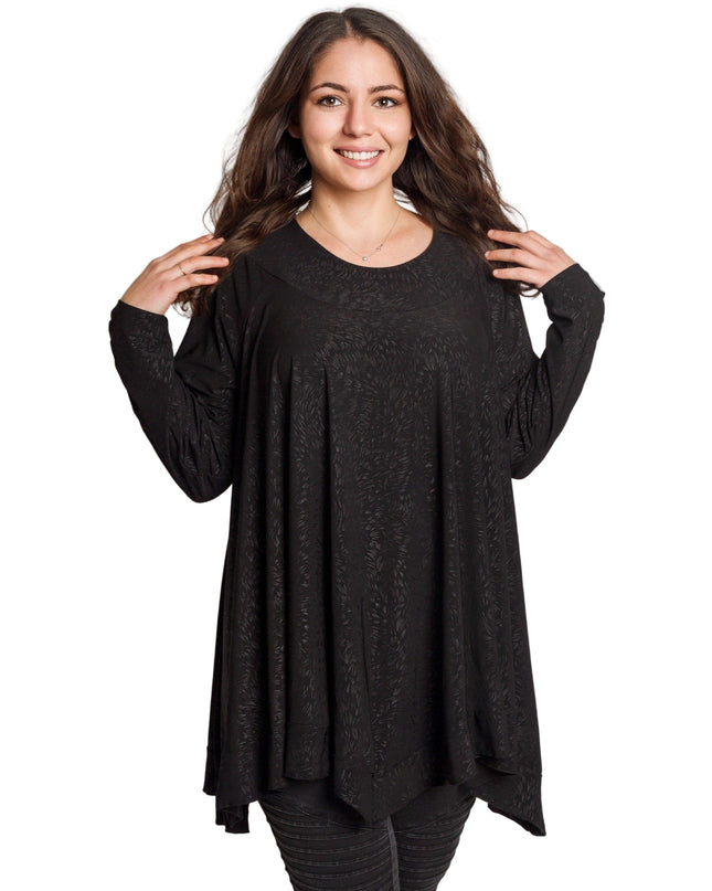 Елегантна черна разкроена туника с фин релеф – макси комфорт