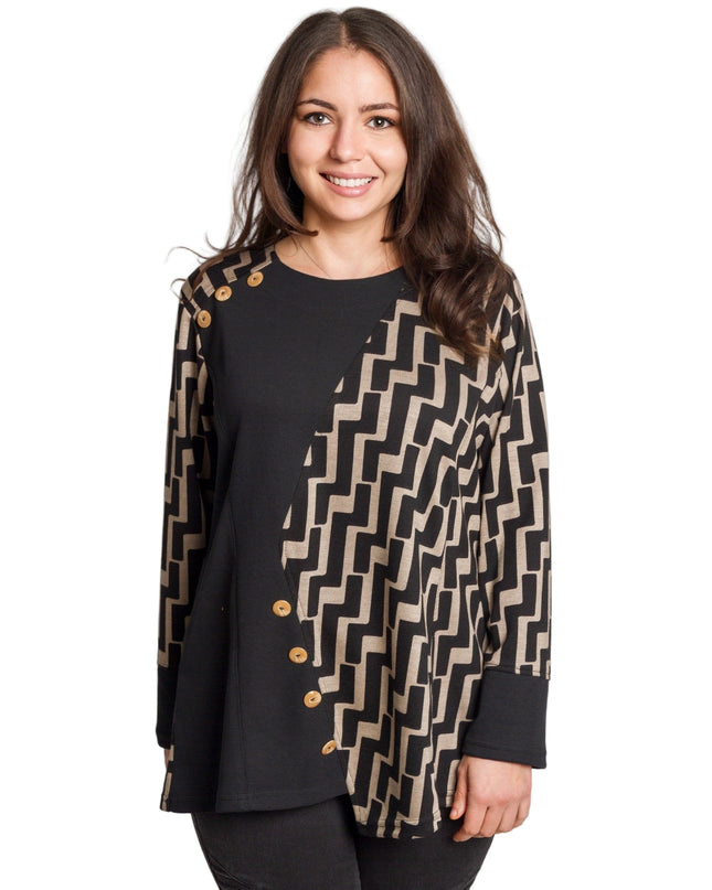 Елегантна туника с геометричен акцент и декоративни копчета