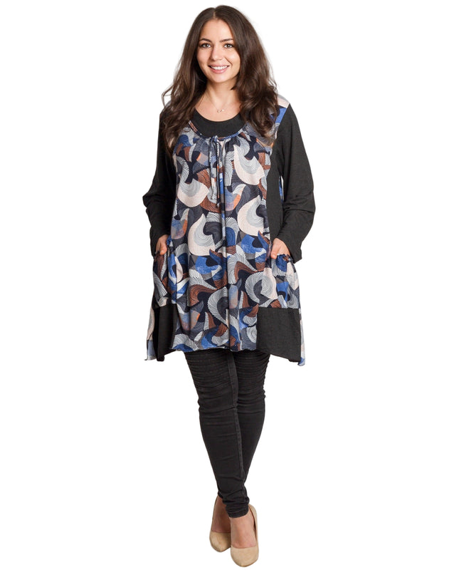 Разкроена туника с многоцветен десен и джобчета в големи размери