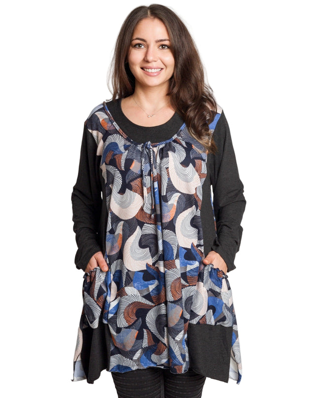 Разкроена туника с многоцветен десен и джобчета в големи размери