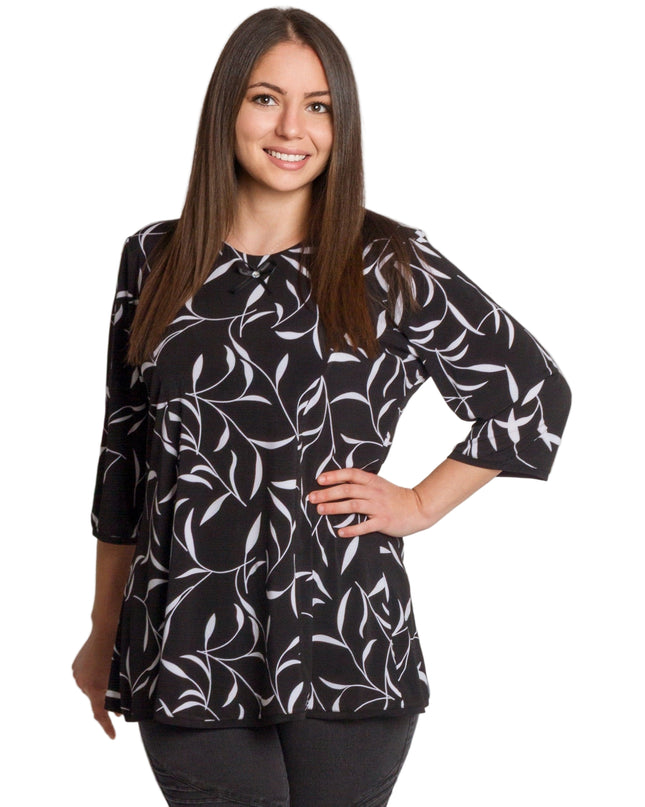 Черна разкроена туника с бял флорален принт и 3/4 ръкави