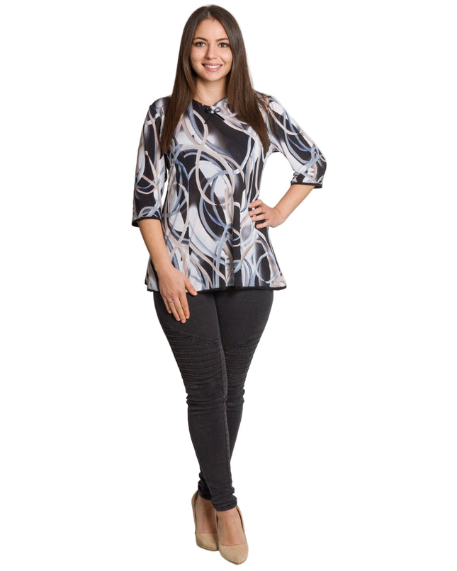 Многоцветна разкроена туника с ефектен принт и декоративна панделка