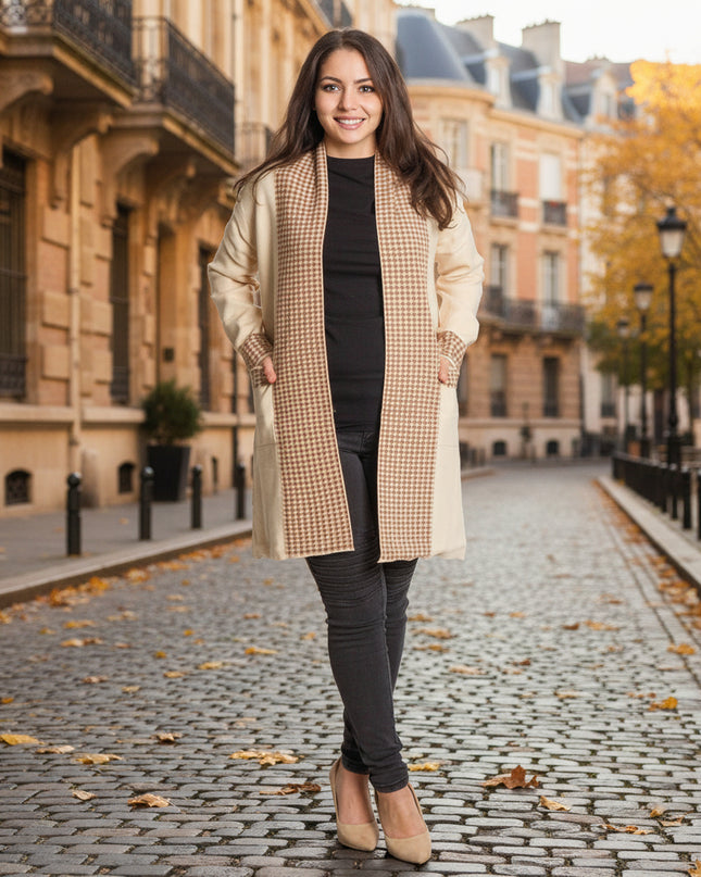 Бежова жилетка без закопчаване с джобове и каре детайли