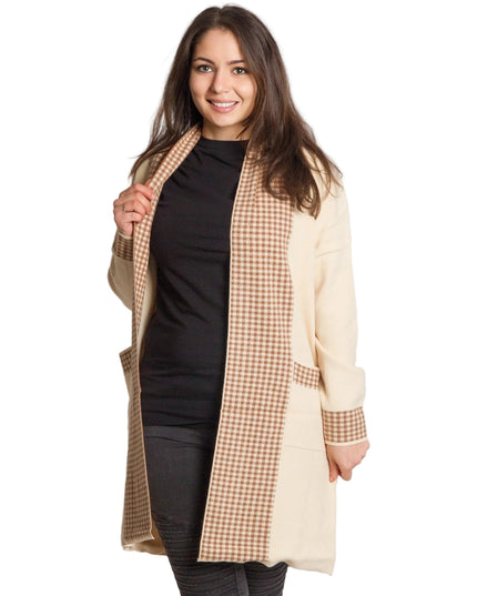 Бежова жилетка без закопчаване с джобове и каре детайли