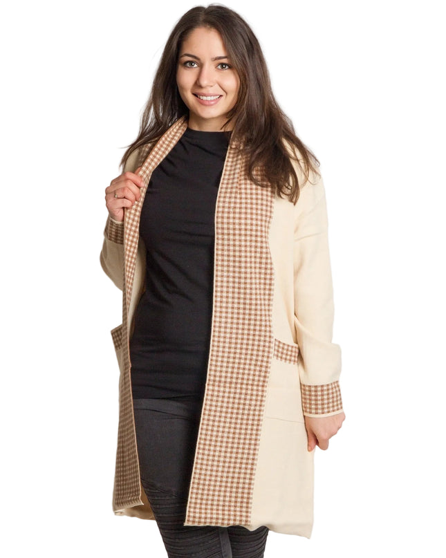 Бежова жилетка без закопчаване с джобове и каре детайли