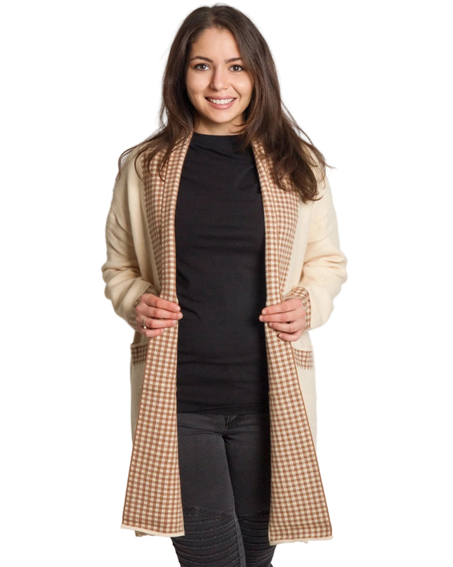 Бежова жилетка без закопчаване с джобове и каре детайли