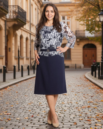 Елегантна тъмносиня рокля с флорален десен в големи размери