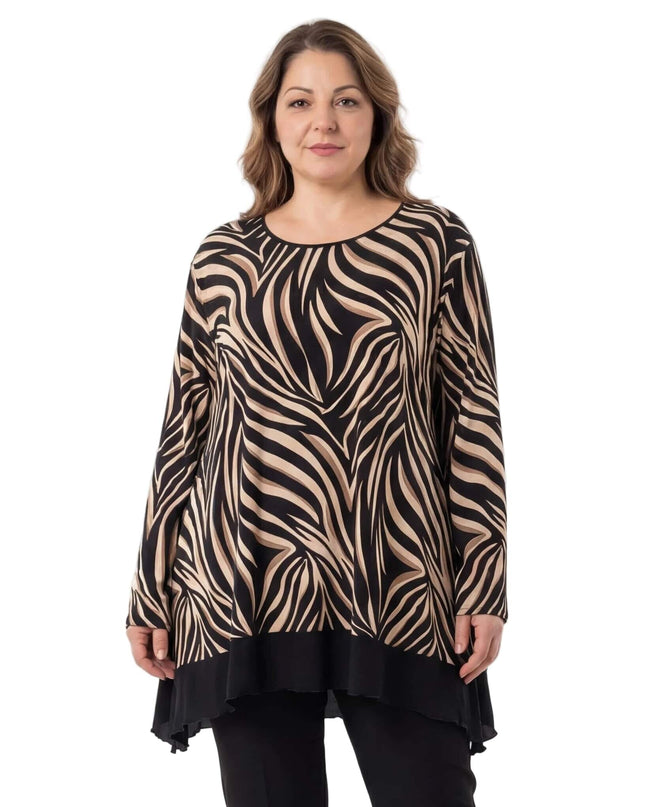 Елегантна асиметрична туника за макси дами с вълнообразен десен в черно и капучино, представена в цял ръст на бял фон.