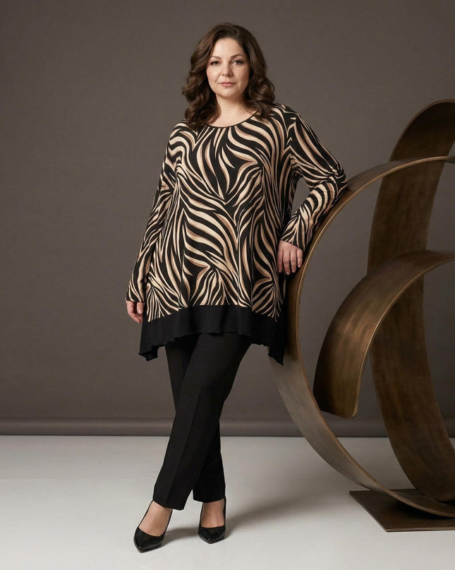 Елегантна асиметрична туника с вълнообразен десен в черно и капучино, показана върху модел в цял ръст до декоративен елемент.