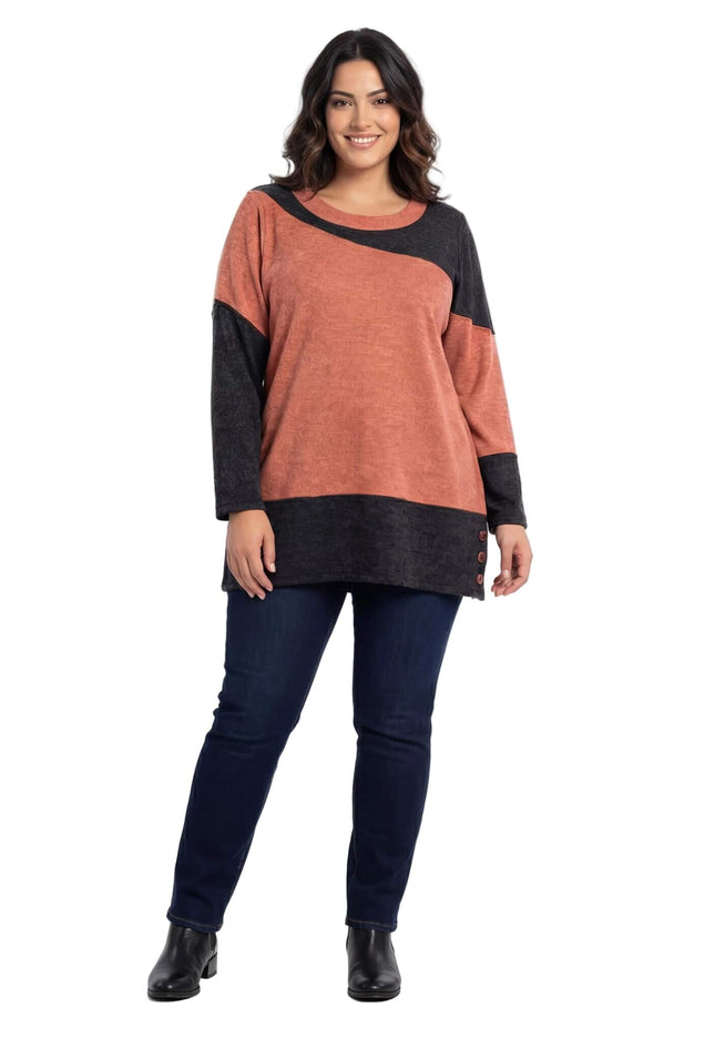 Асиметрична зимна туника в корал и графит голям размер, заснета отпред в цял ръст. Моделът показва права кройка с цветни панели и декоративни копчета на подгъва.