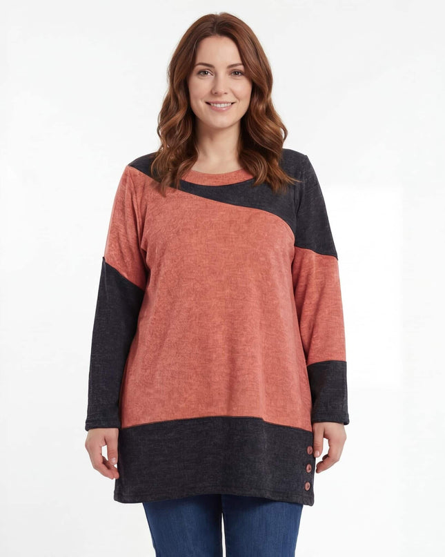 Асиметрична зимна туника в корал и графит голям размер, представена отпред. Акцент върху диагоналните цветни панели и декоративните странични копчета.