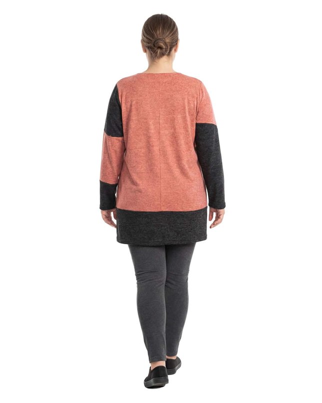 Асиметрична зимна туника в корал и графит голям размер, поглед в гръб. Моделът демонстрира свободната кройка и цветовия дизайн на бял фон.