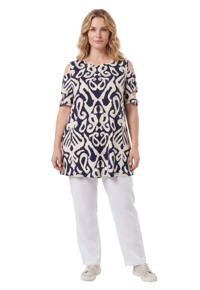 Бежова лятна туника с отворени рамене големи размери, модел с ефектни къси ръкави, снимана в цял ръст отпред на бял фон.