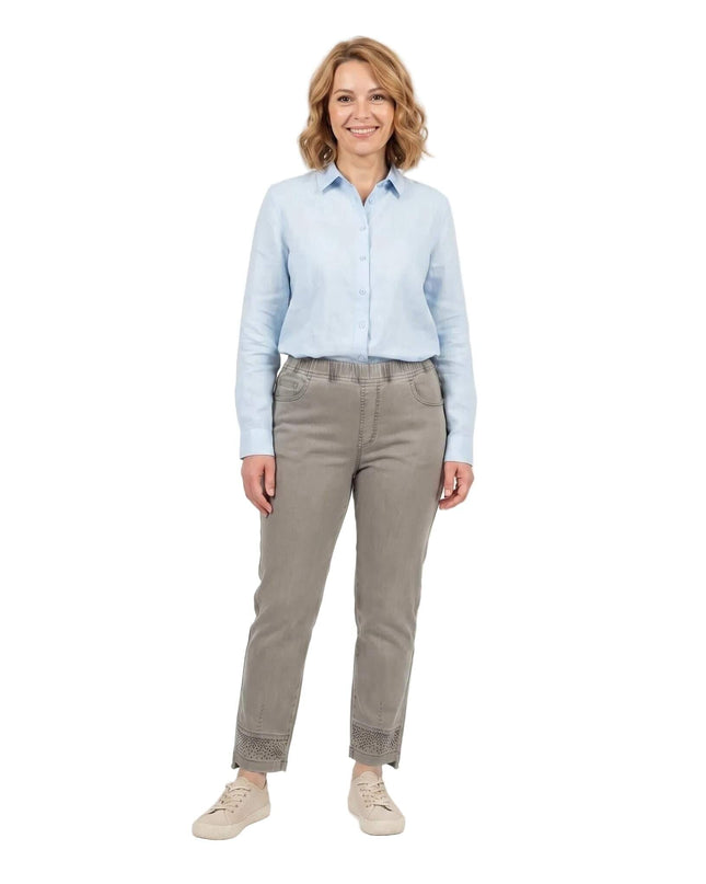 Бежови дамски дънки големи размери с права кройка, представени в цял ръст на бял фон. Акцент върху удобната ластична талия и декоративните подгъви.