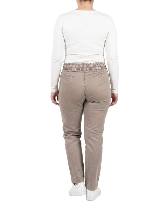 Бежови дамски дънки големи размери с права кройка, изработени от еластичен деним, поглед отзад на модел в цял ръст на бял фон.