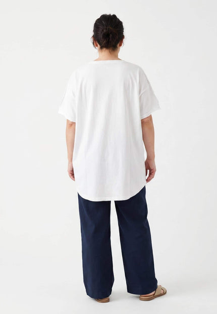 Изглед отзад на бяла лятна памучна туника големи размери със свободна кройка и заоблен подгъв, заснета в цял ръст на бял фон.