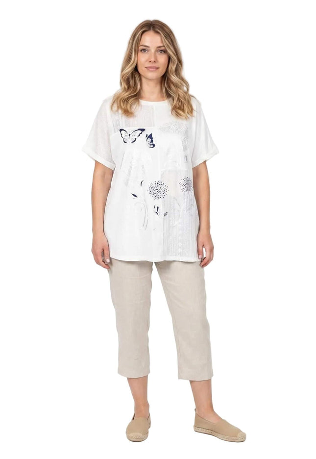 Бяла лятна памучна туника големи размери с флорална апликация, пеперуди и ефектна дантела, представена в цял ръст.
