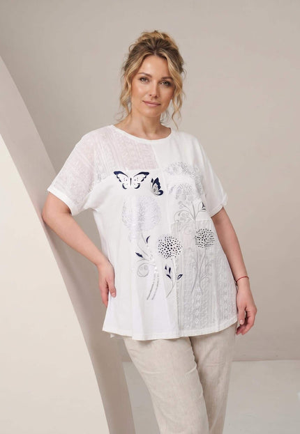 Бяла лятна памучна туника със свободна кройка, флорална апликация с пеперуди и нежна дантела, снимана отпред.
