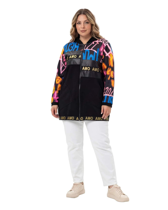 Черен макси дамски жакет с качулка, преден цип и ефектен цветен графити принт. Моделът е показан в цял ръст отпред на бял фон.