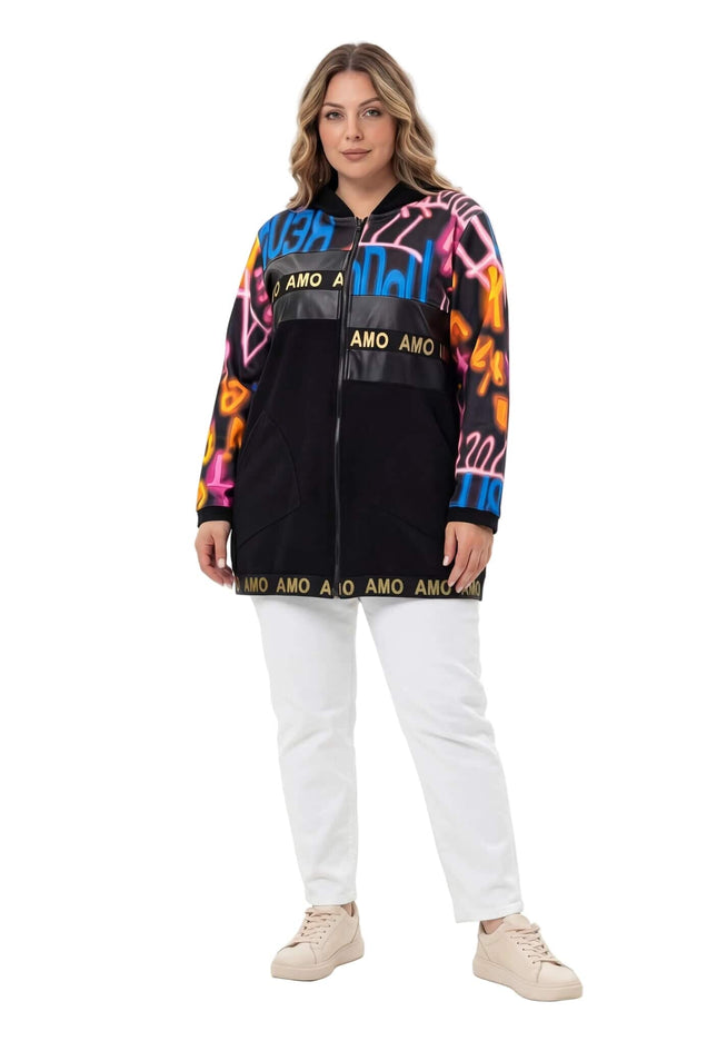 Черен макси дамски жакет с качулка, преден цип и ефектен цветен графити принт. Моделът е показан в цял ръст отпред на бял фон.