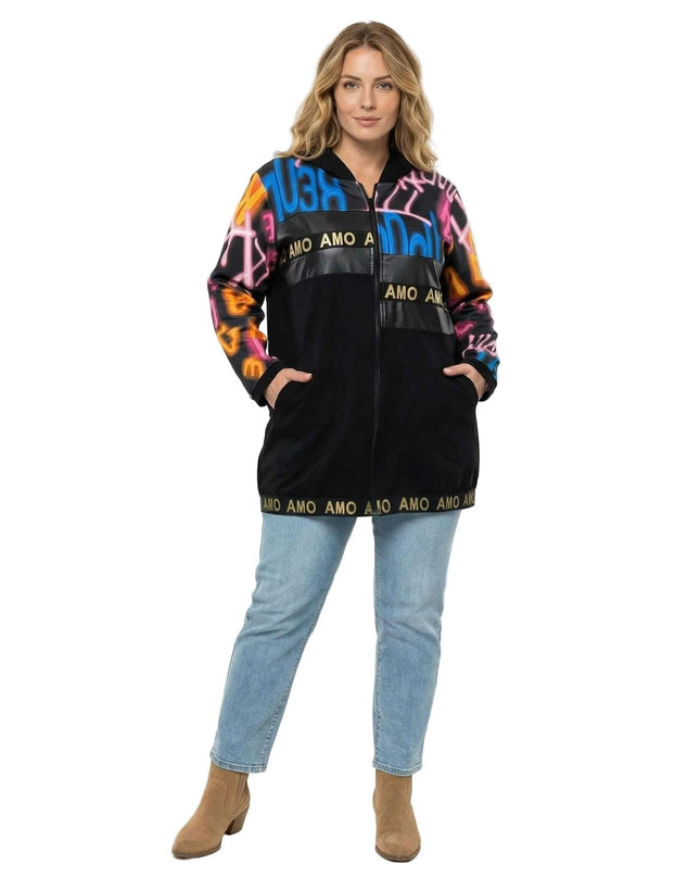 Черен макси дамски жакет с качулка, цип и цветен принт в стил графити на бял фон в цял ръст.