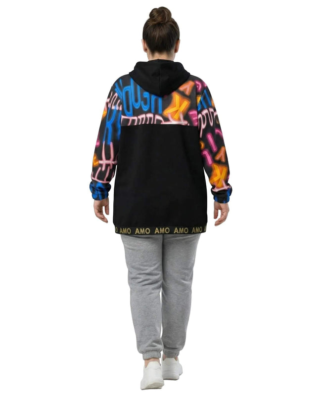 Черен макси дамски жакет с качулка и ефектен графити принт по ръкавите и раменете, изглед отзад в цял ръст на бял фон.